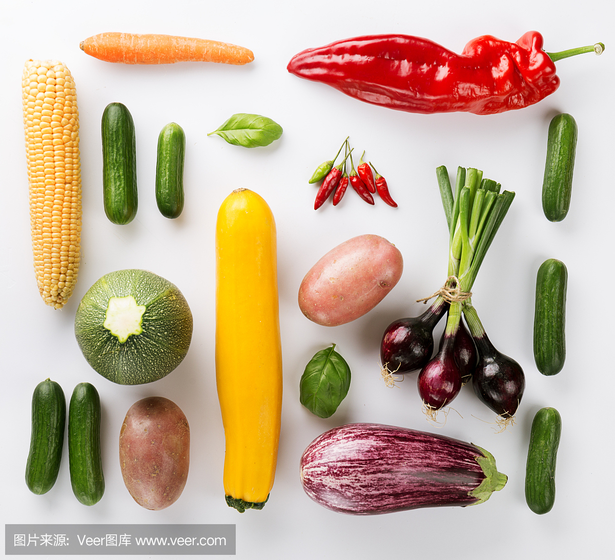 美丽的新鲜蔬菜品种在白色背景上俯视图以上平坦的Lay。健康食品夏秋概念